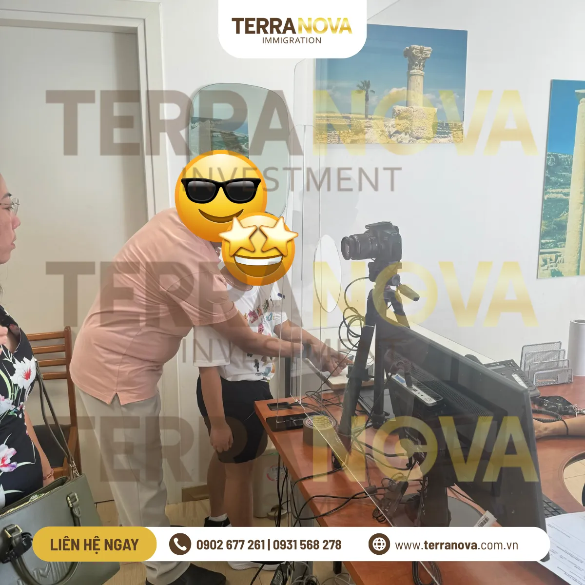 Cha con anh P. đang thực hiện thủ tục lấy dấu vân tay theo sự hỗ trợ và đồng hành của TerraNova