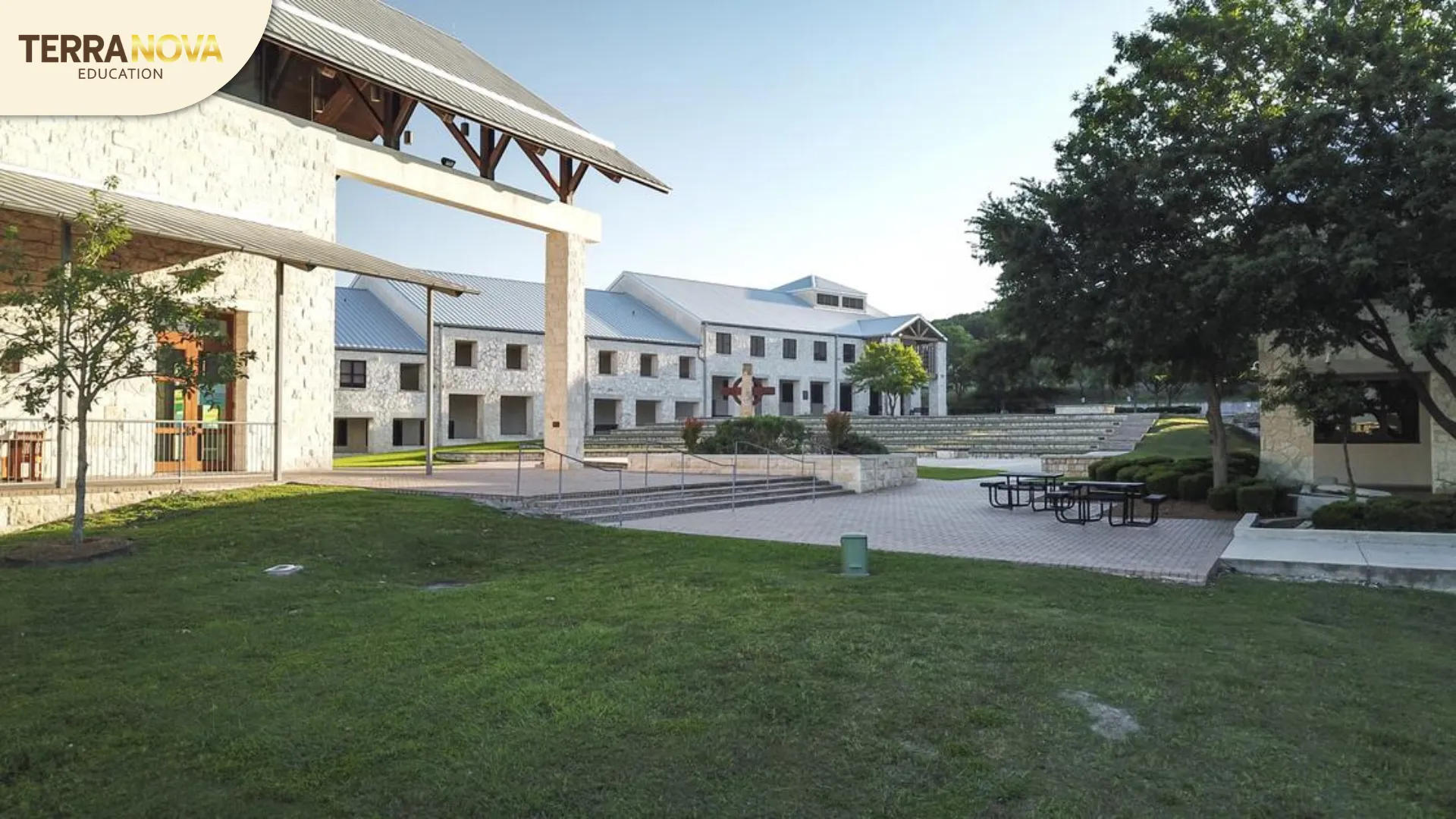 TMI Episcopal cung cấp 21 khóa học Nâng cao (AP), giúp học sinh đạt lợi thế cạnh tranh vượt trội trong quá trình ứng tuyển vào các trường đại học danh tiếng