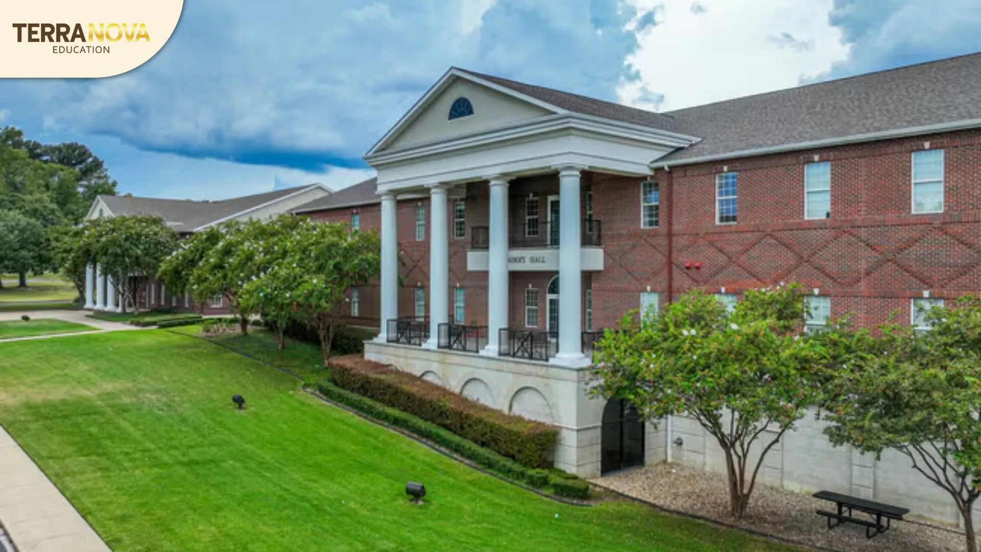 The Brook Hill School là trường nội trú dự bị đại học (College Preparatory Boarding School) nằm ở phía Đông bang Texas