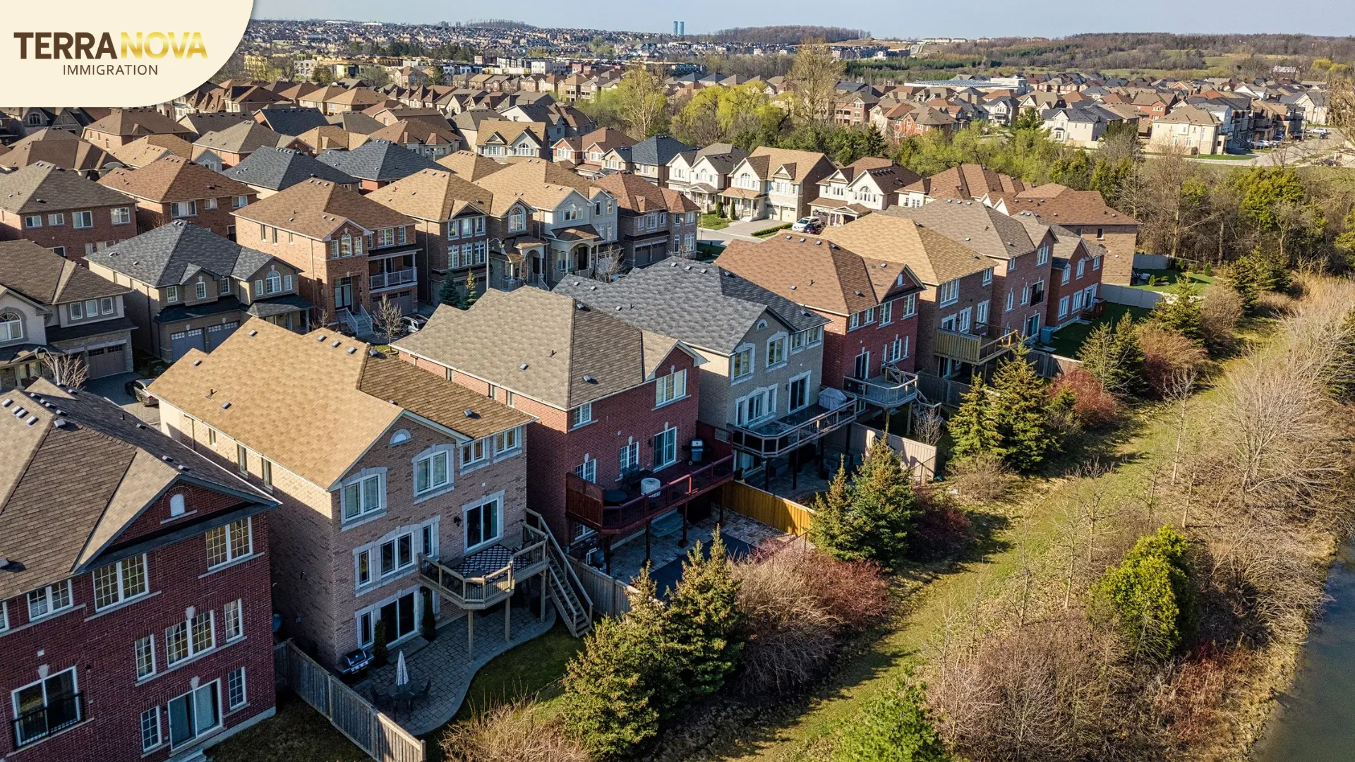 Red Deer County mang đến sự cân bằng giữa không gian sống yên bình và khả năng tiếp cận đầy đủ tiện ích đô thị tại thành phố Red Deer lân cận.