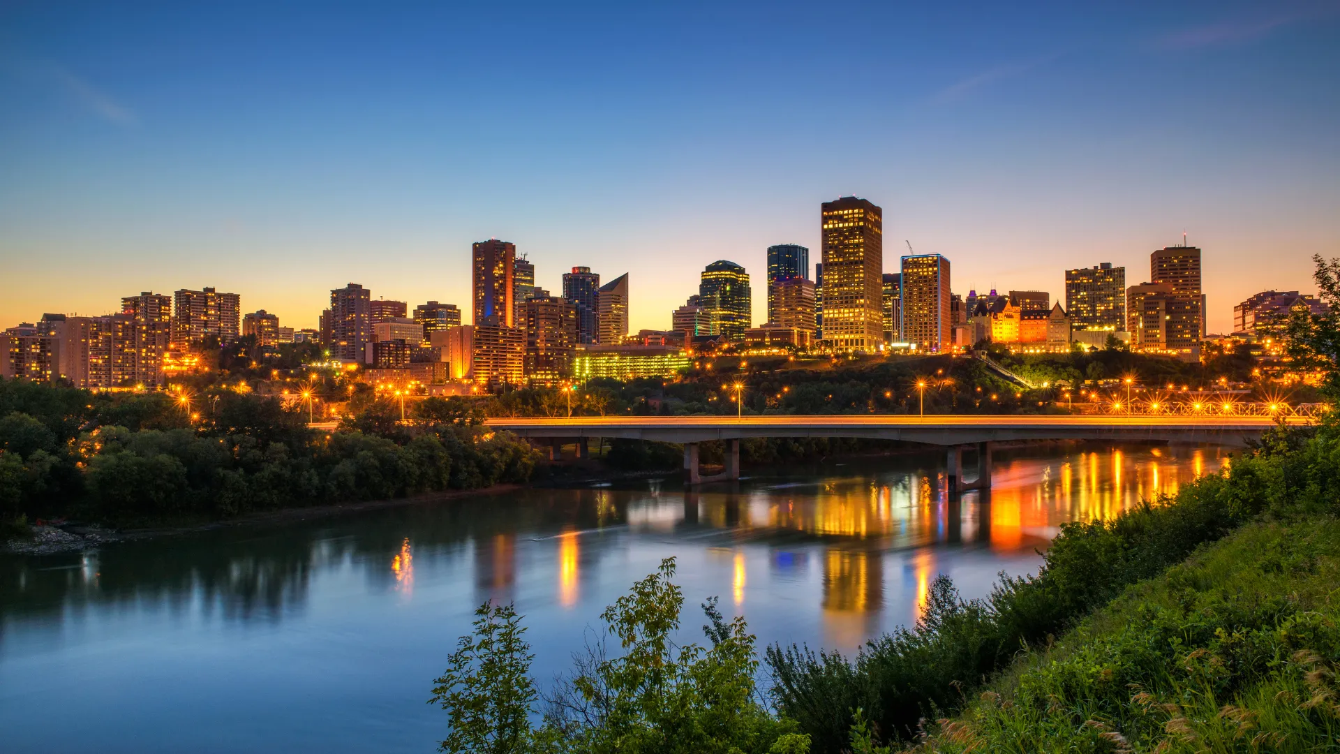 Tỉnh bang Saskatchewan đóng cửa các diện đầu tư – kinh doanh, tạm dừng cấp JAF và áp trần theo ngành, thể hiện chiến lược thu hẹp diện – kiểm soát tốc độ – ưu tiên theo nhu cầu lao động.