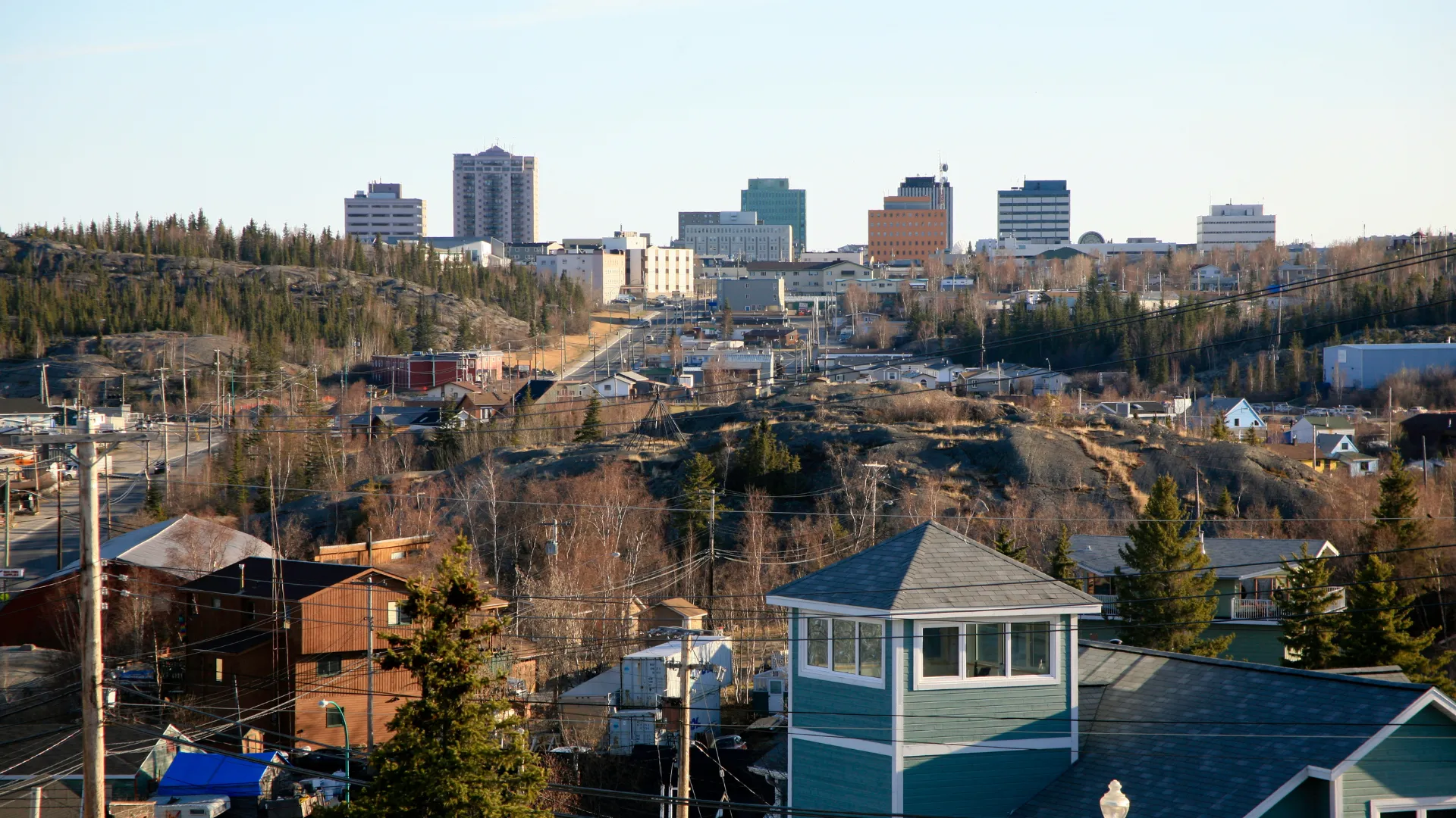 Tỉnh bang Northwest Territories áp dụng hệ thống tiếp nhận nhiều đợt, đạt trần các diện employer-driven và Pháp ngữ, đồng thời tiếp tục duy trì diện kinh doanh, phản ánh chiến lược phân loại rõ ràng và kiểm soát hạn ngạch chặt chẽ.