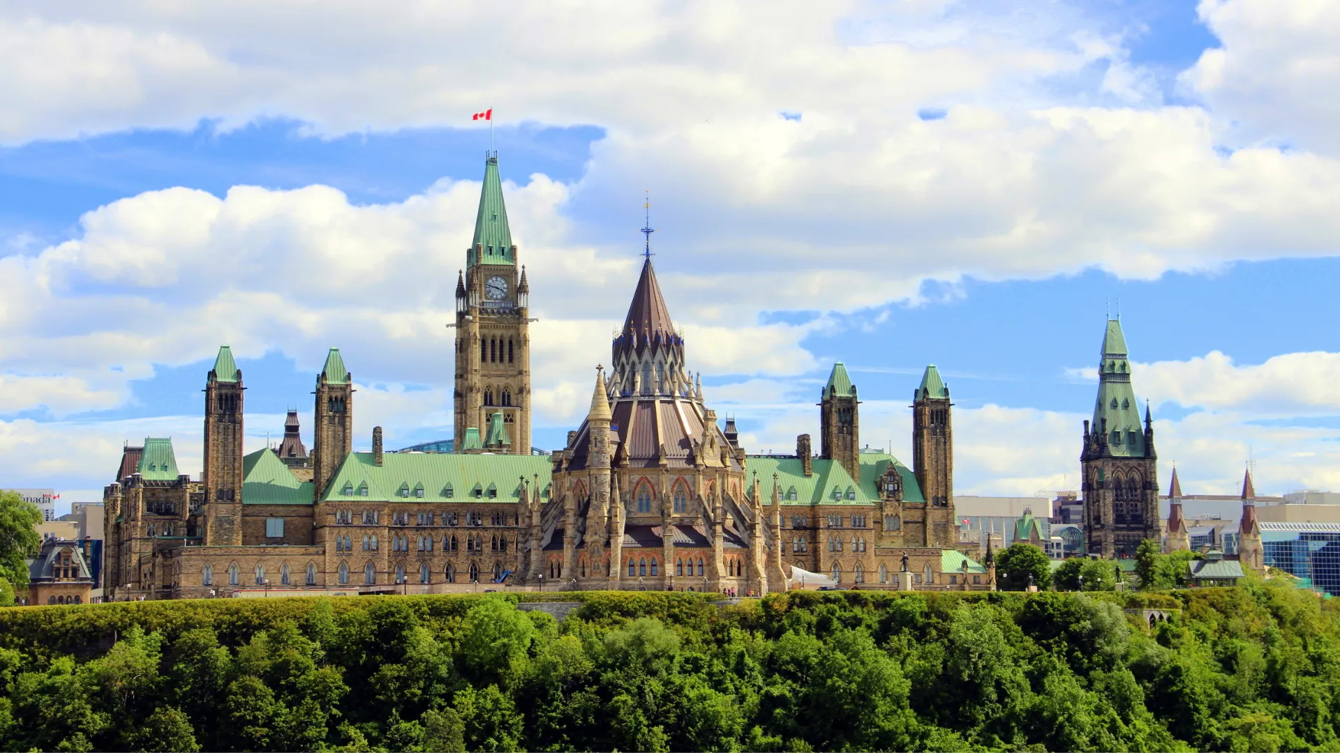 Trong Kế hoạch Nhập cư 2026–2028, Canada nâng chỉ tiêu PNP năm 2026 lên 91.500 người (biên độ 82.000–105.000), tăng 66% so với mức 55.000 của kế hoạch 2025–2027.