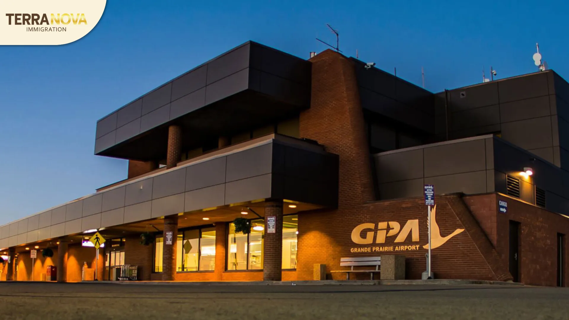 Thành phố Grande Prairie có sân bay khu vực Grande Prairie Airport (YQU), với các chuyến bay thương mại kết nối trực tiếp đến Edmonton, Calgary và Vancouver, thuận tiện cho việc di chuyển trong Canada và kết nối quốc tế