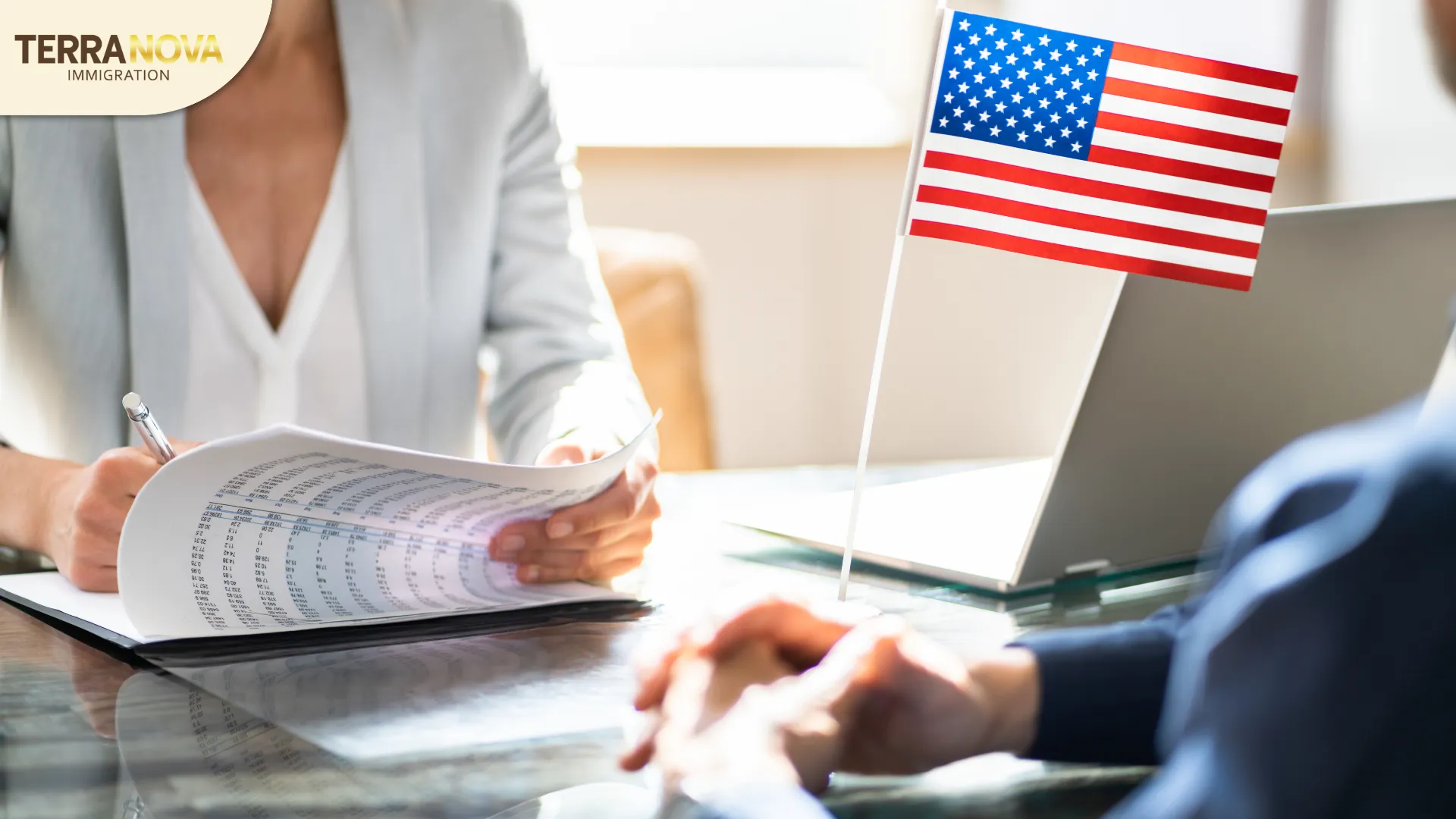 USCIS quy định chặt chẽ về trình tự và hình thức nộp hồ sơ. Việc nộp sai mẫu đơn hoặc kết hợp I-526/I-526E không đúng quy định có thể khiến hồ sơ bị trả lại hoặc kéo dài thời gian xét duyệt.