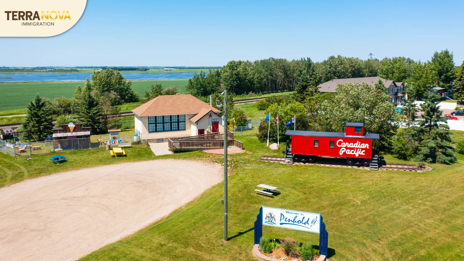 Nhờ nằm dọc tuyến Highway 2A và gần các thành phố lớn như Red Deer và Calgary, thị trấn Penhold sở hữu vị trí kết nối thuận tiện trong khu vực Trung Alberta, giúp cư dân dễ dàng tiếp cận các trung tâm kinh tế, giáo dục và y tế của tỉnh.