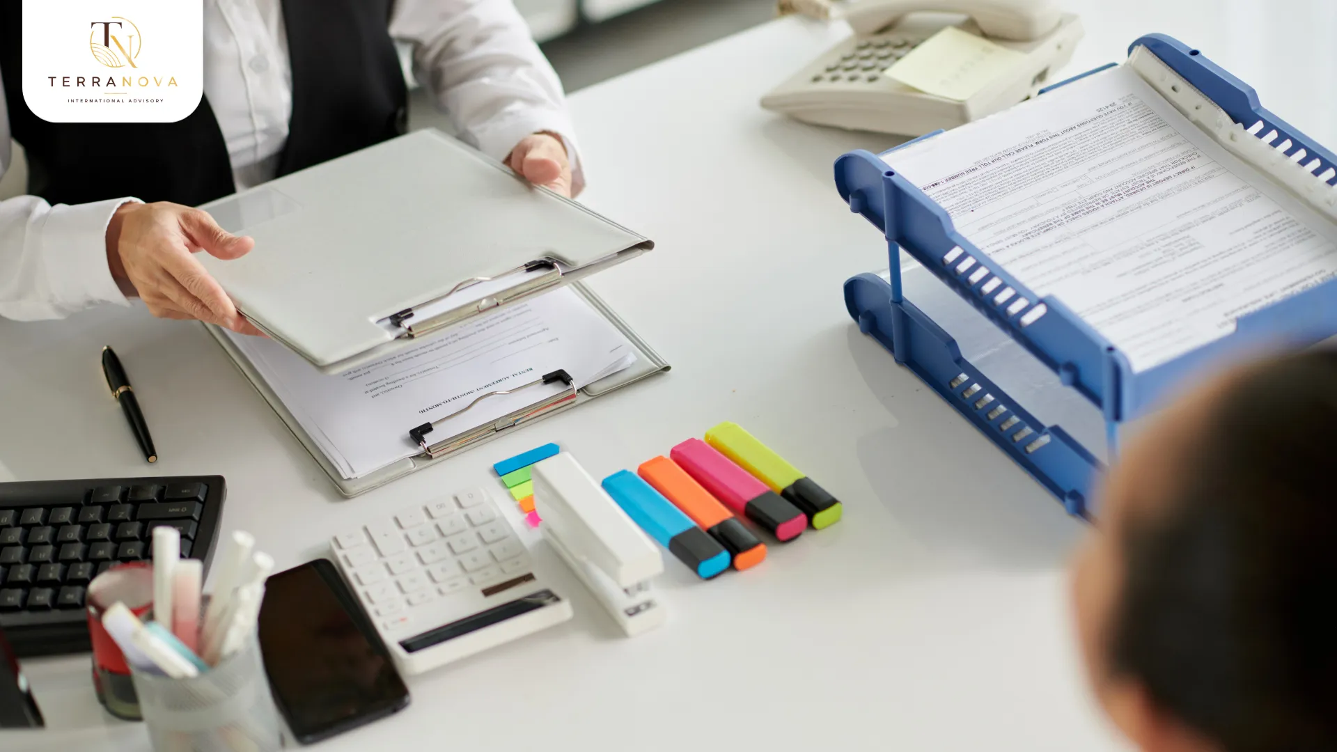 Ứng viên tìm Job Offer đầu bếp phù hợp, thể hiện rõ vị trí, nhiệm vụ, thời gian làm việc, mức lương và điều kiện lao động theo yêu cầu visa.