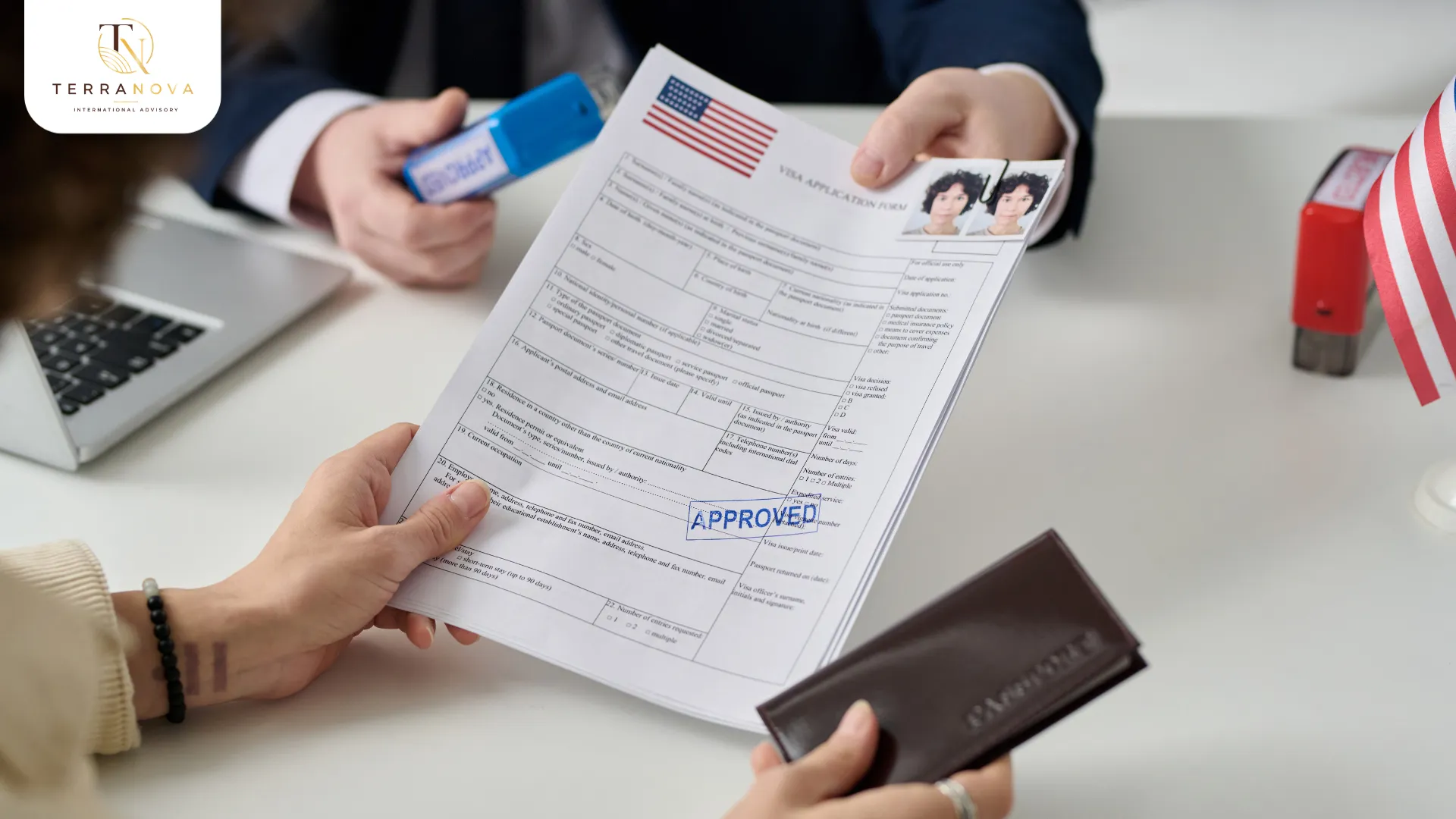 Ứng viên sẽ hoàn tất thủ tục visa định cư qua NVC nếu ở Việt Nam hoặc nộp I-485 nếu đang ở Mỹ và đủ điều kiện, trước khi được xem xét cấp Thẻ xanh.