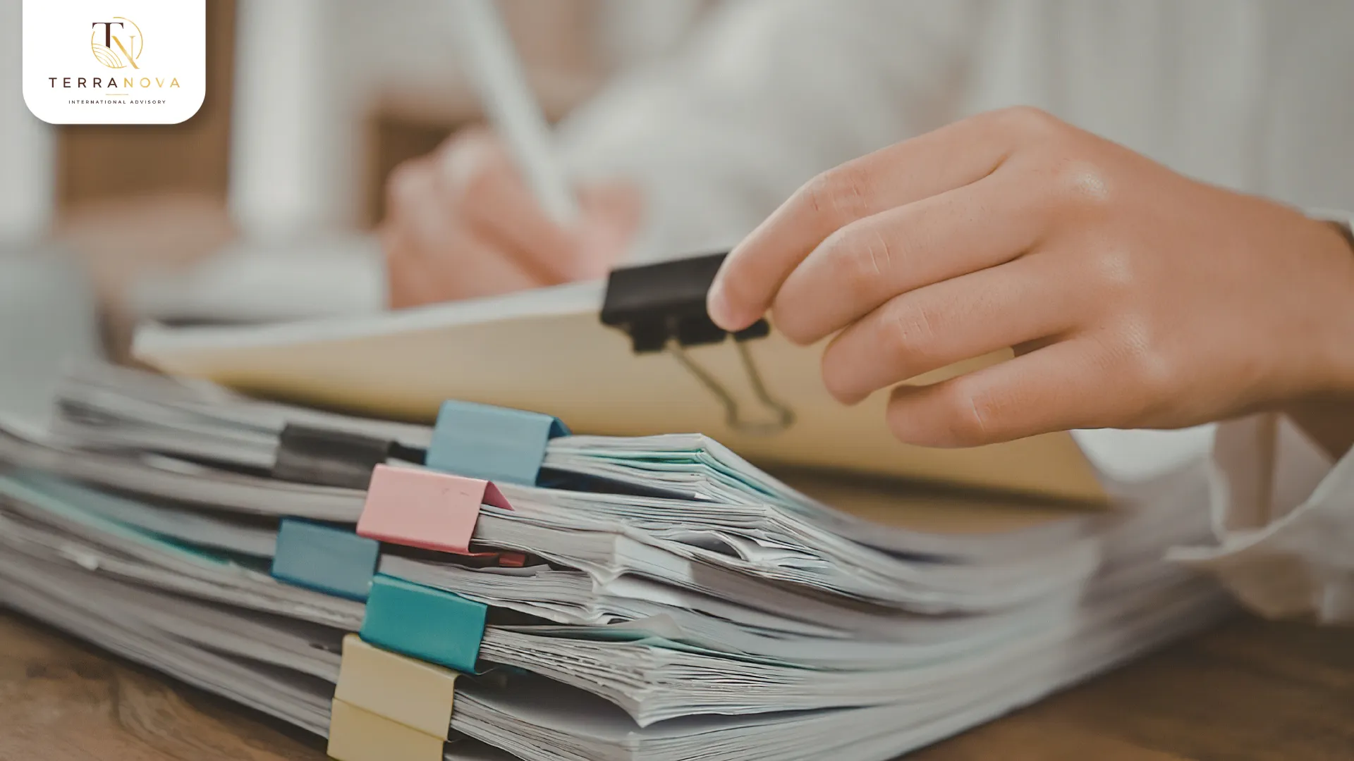 Hồ sơ cần có đầy đủ giấy tờ cá nhân, Job Offer, Job Check và các tài liệu chứng minh tay nghề, kinh nghiệm, tiếng Anh, sức khỏe và nhân thân của ứng viên.