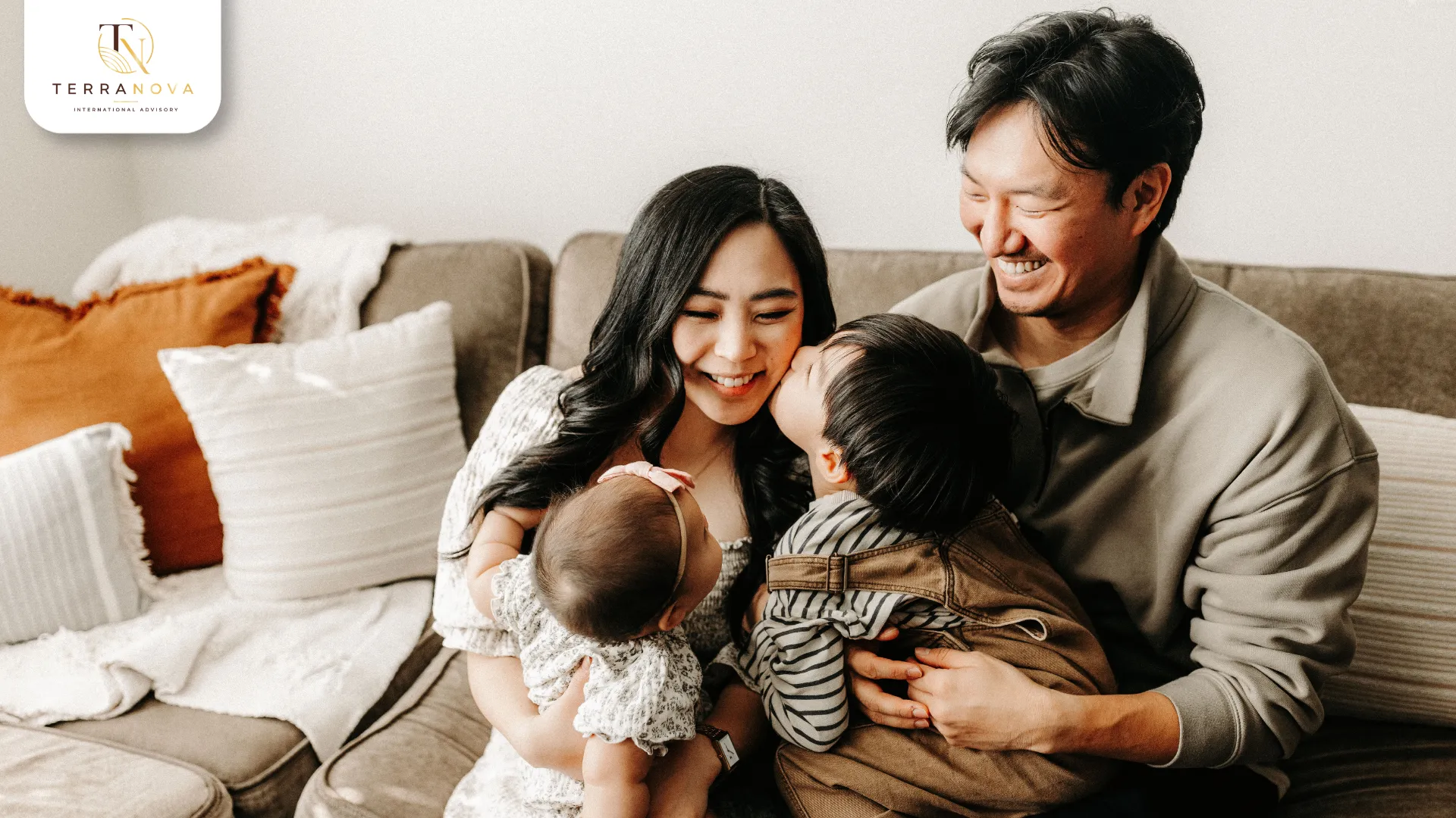 Gia đình bốn người cần dự trù tối thiểu 2.320 USD cho phí visa và phí nhập cư, chưa gồm khám sức khỏe, giấy tờ, tư vấn, đi lại cùng các khoản phát sinh.